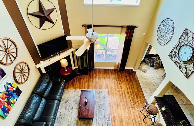 ★Lake View ★ King Bed ★ Spacious