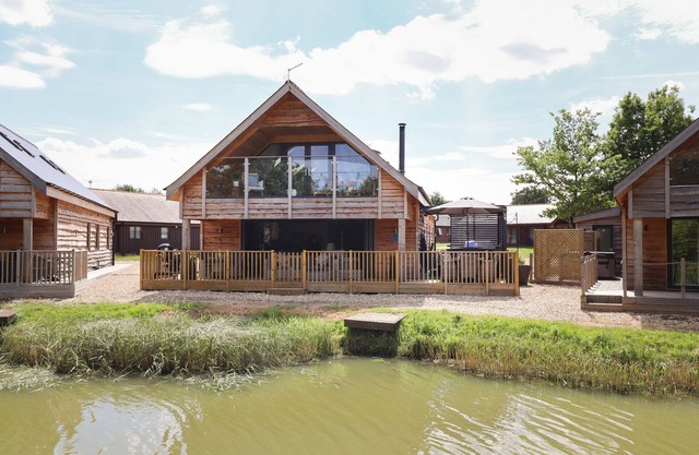 LAKE VIEW LODGE, family friendly, with hot tub in Thorpe-On-The-Hill