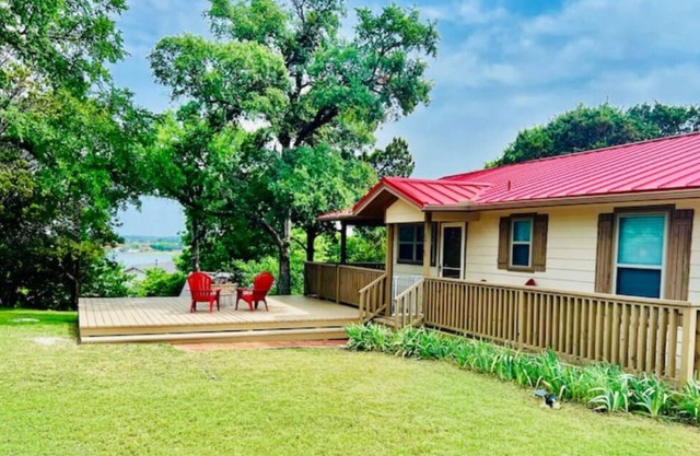 Lake view & tree house vibes with 2 outdoor decks!