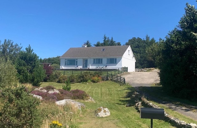 Lake views - 5 bed detached house in Donegal