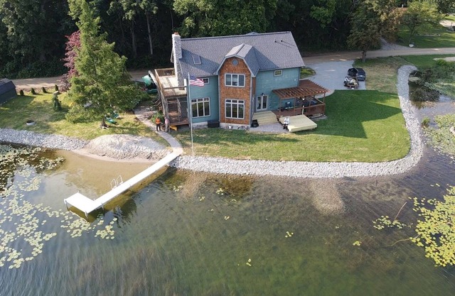 Lakefront 240 view, fireplace, hot tub, wineries near! Beautiful time of year!
