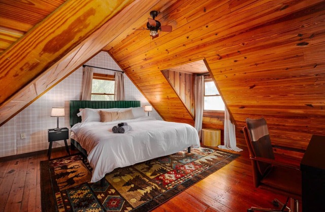 Lakefront 3BR+Loft, Jacuzzi, Games, Sleeps 12