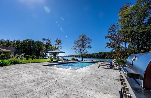 Lakefront, 6 bedroom 5.5 bath with pool, game room and fire pit- sleeps 14