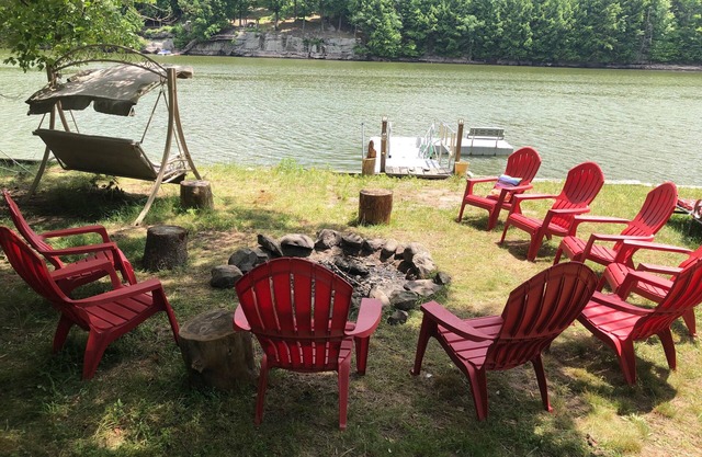 Lakefront 7 Bedrooms! Private Dock Swim! Fish! Boat! Newly renovated