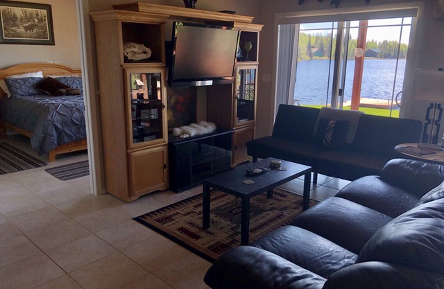 Lakefront Alaskan Home - Epic Views, Float Planes, Near Town