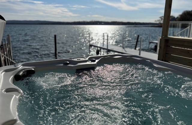 Lakefront - Amazing views! Private Hot Tub & Boat Slips. 12 mins to Ski Resorts!