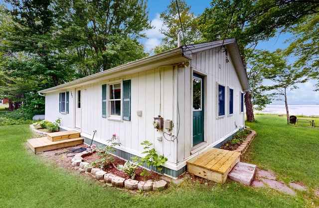 Lakefront cabin on North Pond with private beach
