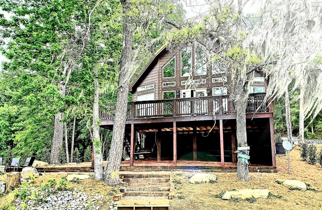 Lakefront cabin with perfect sunsets, great fishing, and tons of space to relax!