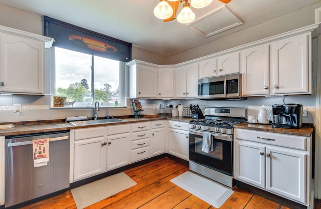 Lakefront Cayuga Retreat w/Private Deck & Hot Tub