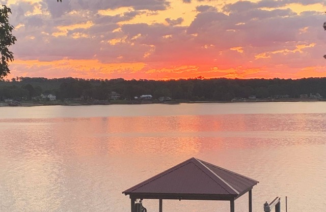 Lakefront Cottage on Lake Wateree with Dock for Fishing, beautiful views & more!