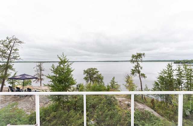 LAKEFRONT COTTAGE WITH GREAT VIEWS, FULL KITCHEN, & STARLINK Wi-Fi