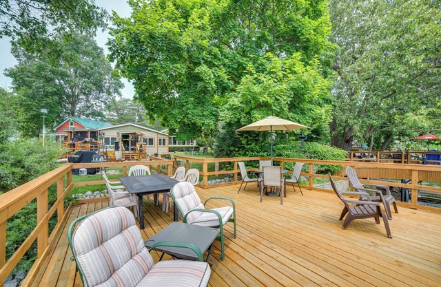 Lakefront Cottage w/Deck Near Indiana Beach!