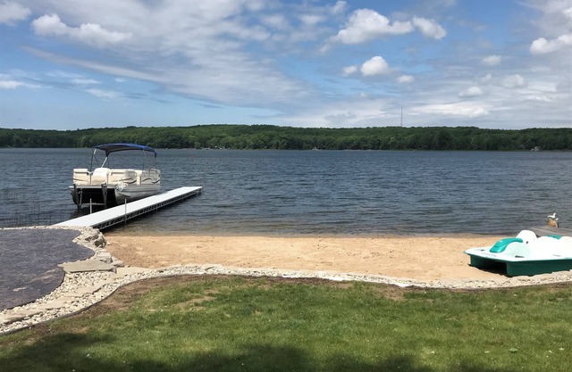 Lakefront cottage with sandy beach and great fishing on Gunn Lake in Fountain MI