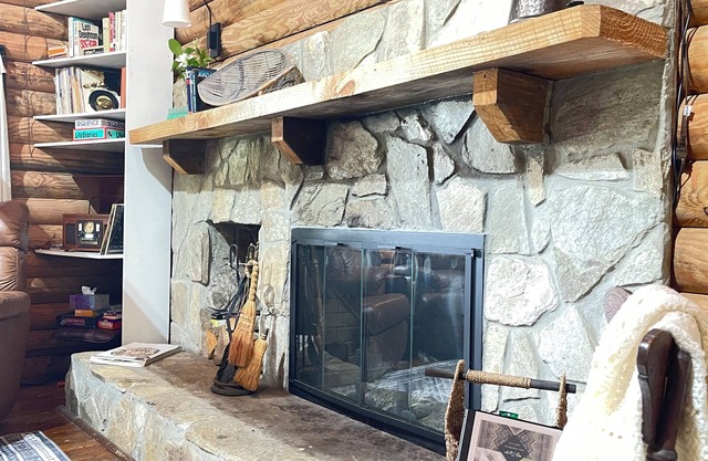 Lakefront Cozy Cabin at The Blueberry Farm
