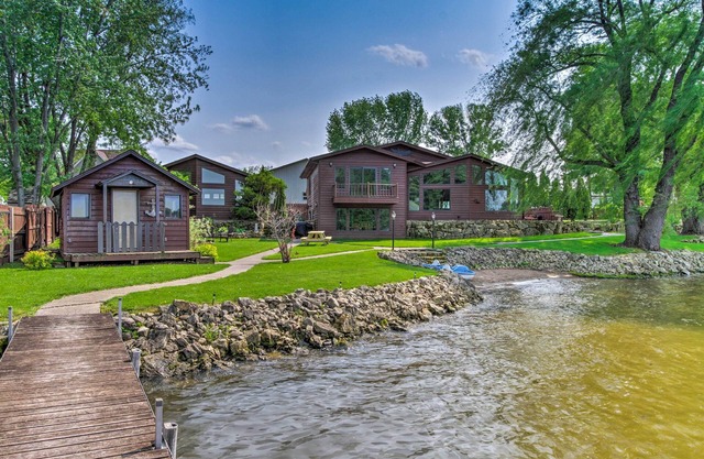 Lakefront Eau Galle Home w/Hot Tub & Fire Pit