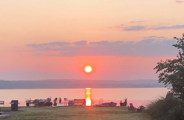 Lakefront Family Getaway/3bd/2ba/private dock/great location