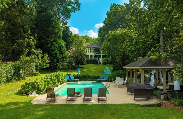 Lakefront Heaven! Pool, Cabana, Big yard & porches, kayak, In Lex! Boat Option!