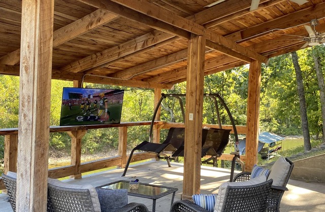 Lakefront-Hot tub-Boat Dock-Amazing Patio-RELAXING