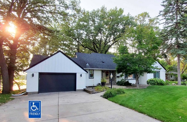 Lakefront House w/King Bed, Sauna, walk-in shower and lake access