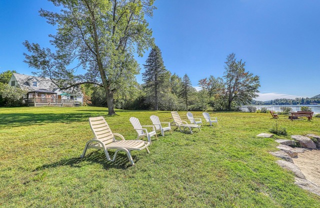 Lakefront house with 275' of waterfront, enclosed porch, & firepit