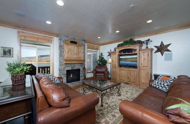 Lakefront Huntsville, Utah Lodging Option - 3 Bedroom Sleeps 10 LS 59