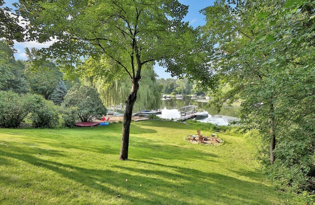 Lakefront: Kayaks/paddleboard/canoe included on Crystal Lake