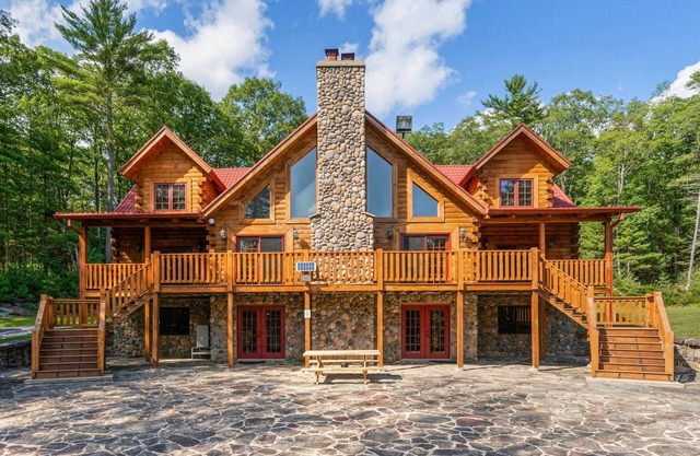 Lakefront Lodge w/Pvt Dock, Sauna, GameRm, Pickle/Basketball Court, Firepit
