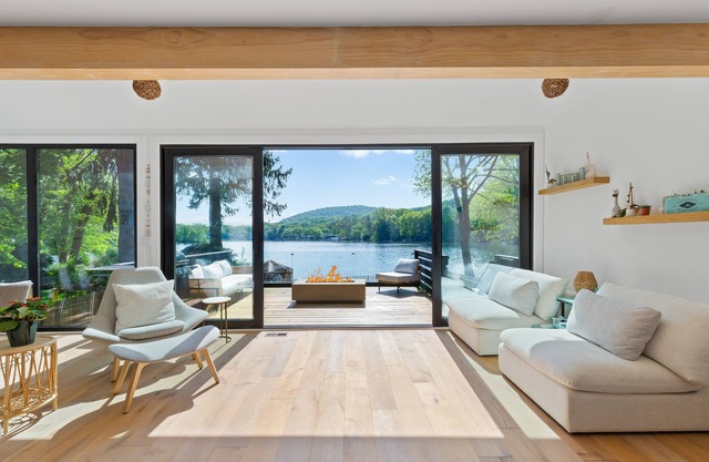 Lakefront luxurious retreat