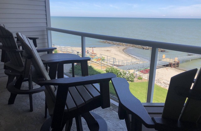 Lakefront Luxury 2Br/2Ba Lake View/Beach/Indoor Pool/Private balcony