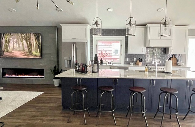 Lakefront Luxury Living: Chef's Kitchen, Fire Pit, Stunning Views & Boat Rental