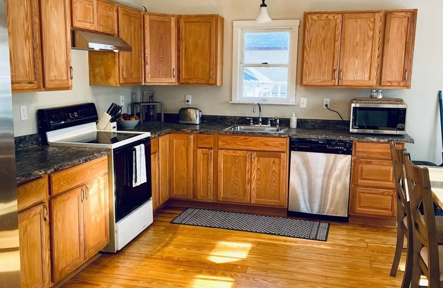 *Lakefront Maine* @Sabattus Sunset Cottage 🌅