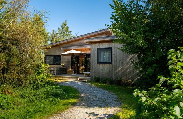 Lakefront Nature House with own shared dock in Friesland: Ljurk