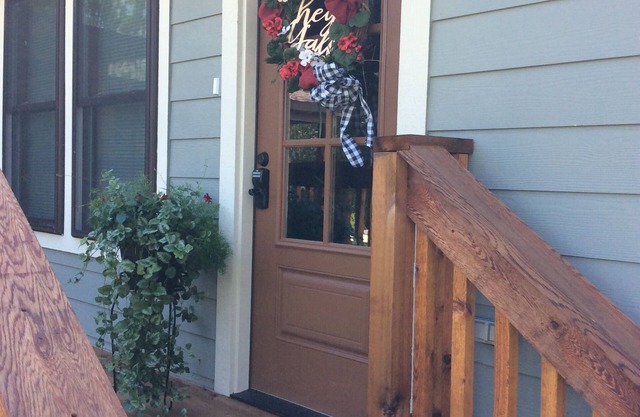 Lakefront, sleeps 6-14, 20 min to Fayetteville. Family lake time!
