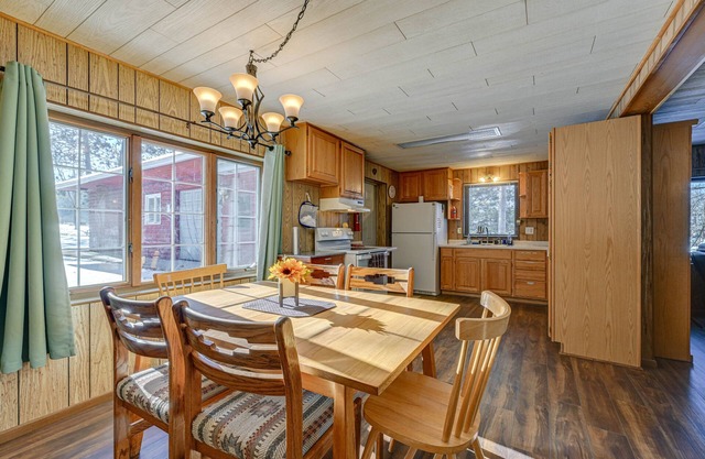 Lakefront Townsend Cabin w/Fire Pit & Dock!