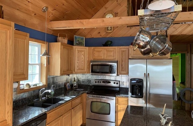 Lakefront vacation Rental 3 bedrooms, 1 bath, sleeps 6