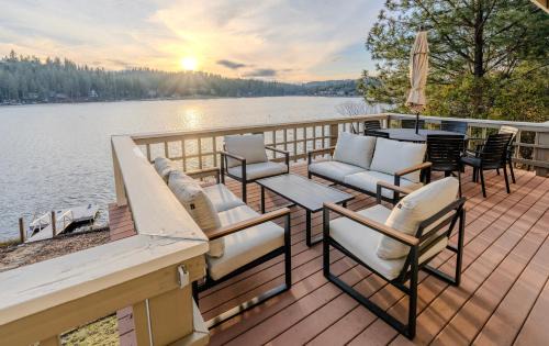 Lakefront Villa with 180 degree view private dock and boats