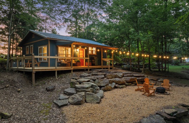 Lakefront — Walk to Water — Fire Pit — WiFi — Grill — Hot Tub