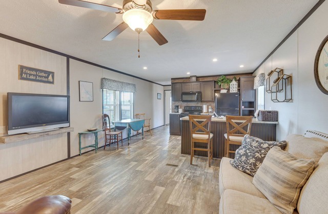 Lakefront Wetumpka Escape w/Furnished Deck!