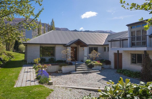 Lakes Retreat - Queenstown Holiday Home