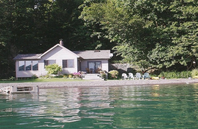 Lakeside Bungalow 30 feet from the water n