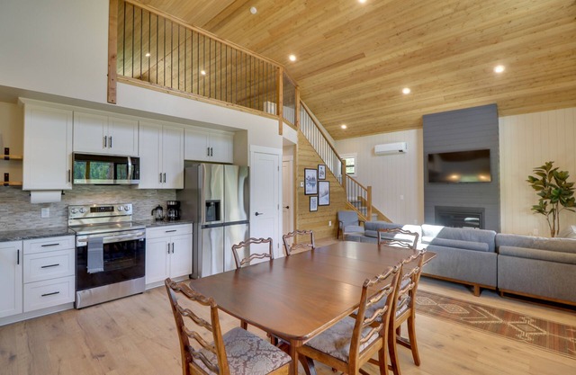 Lakeside Cabin Retreat w/Private Hot Tub!