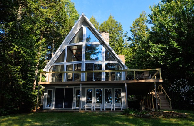 Lakeside Chalet w/dock and King bed!