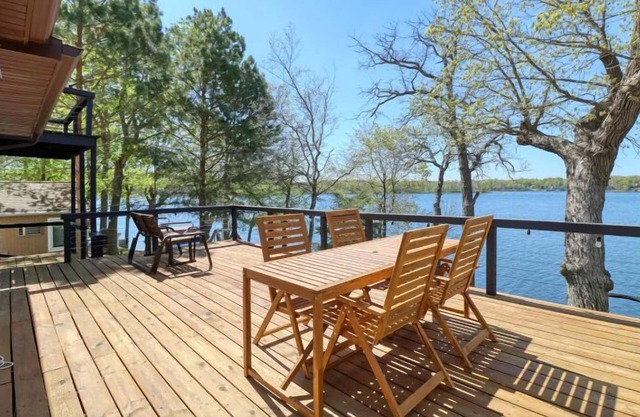 Lakeside Cottage on Trowbridge Point - Swim, Fish, Relax!