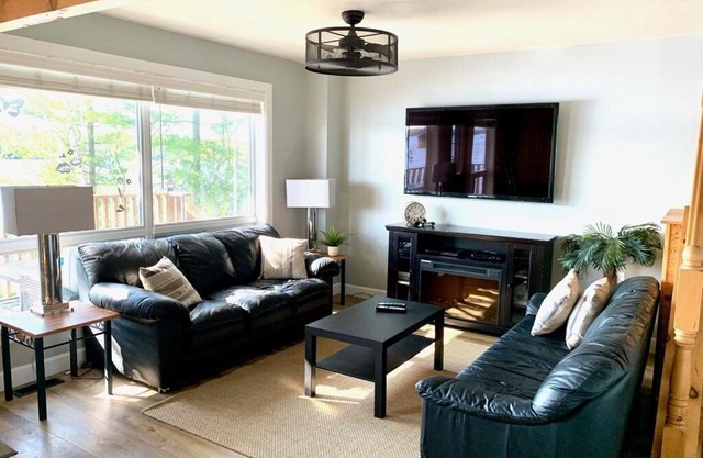 Lakeside Haven - 4 Season Property - Cordova Lake, Havelock Ontario