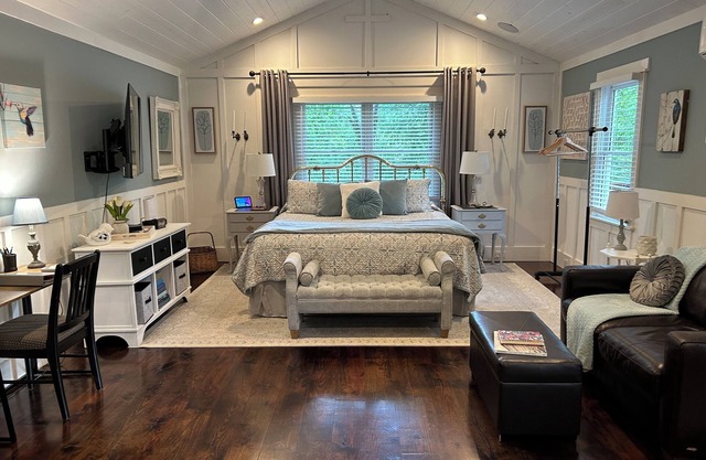 Lakeside Retreat Lake Lanier-Great hiking, wineries, and more!Book now for fall!