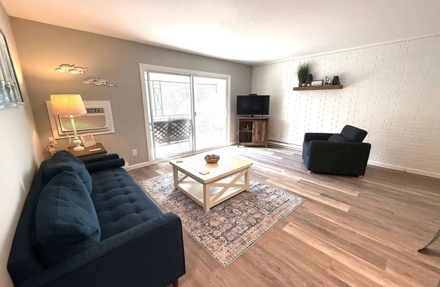 Lakeside Serenity: 1BD Villa with Private Deck