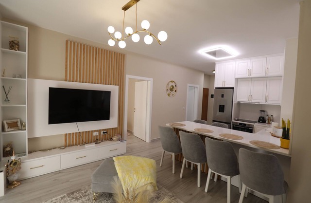 Lakeside Serenity Apartment