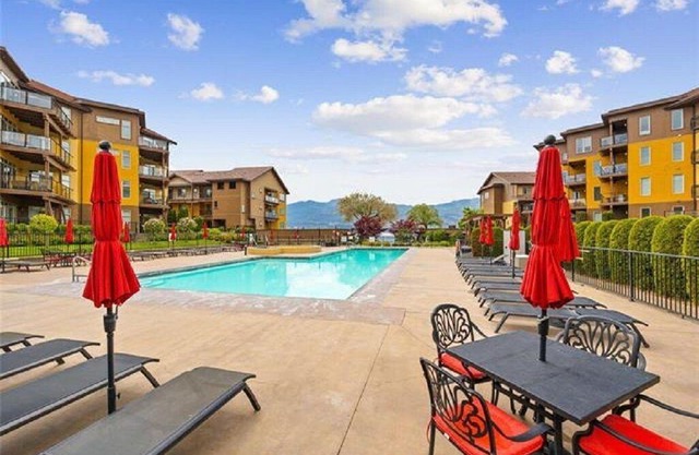Lakeside Updated Condo!
