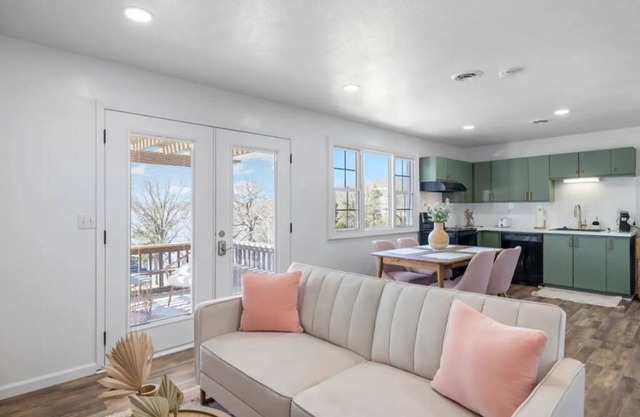 Lakeside with View Stylish Bohemian Condo, Hot Tub