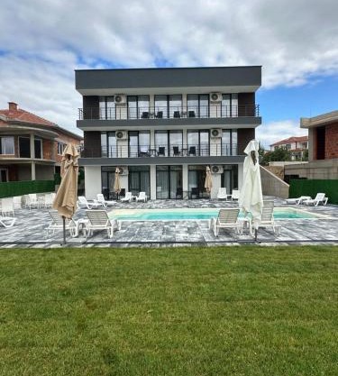Lakeview Apartments